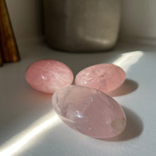 Load image into Gallery viewer, ROSE QUARTZ PALM STONES