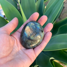 Load image into Gallery viewer, LABRADORITE PALM STONE
