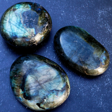 Load image into Gallery viewer, LABRADORITE PALM STONE