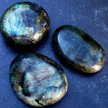 Load image into Gallery viewer, LABRADORITE PALM STONE
